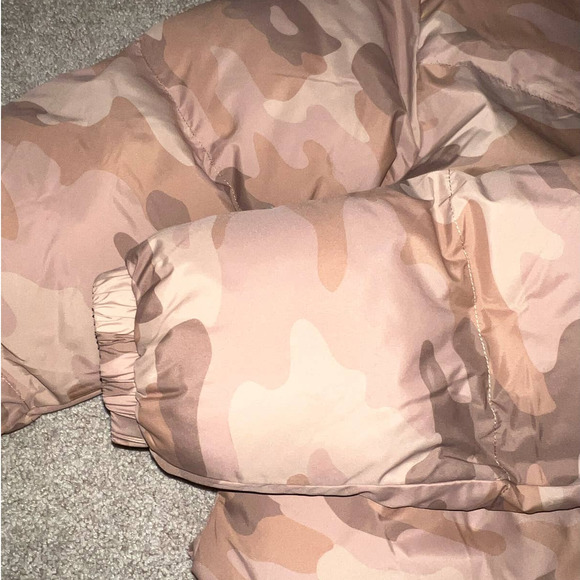 New Fabletics Wander Cropped Puffer Camo size M - Picture 8 of 11